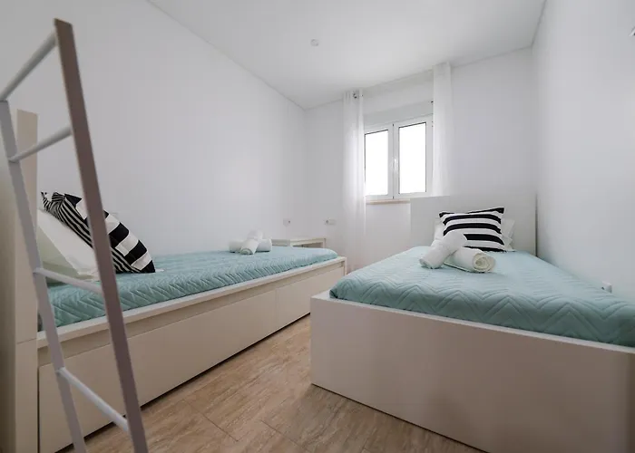 Three Fish Назаре